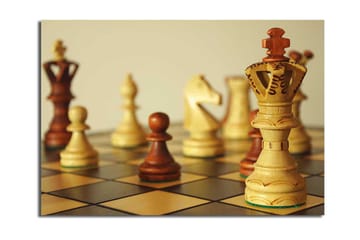 Canvastavla 70x100 cm - Ett schackbräde med träpjäser i fokus, där drottningen står framträdande - Ljusbrun / Mörkbrun / Beige - Inredning - Tavlor & posters - Canvastavla