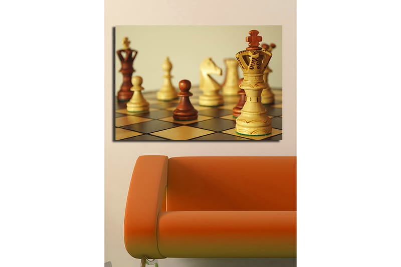 Canvastavla 70x100 cm - Ett schackbräde med träpjäser i fokus, där drottningen står framträdande - Ljusbrun / Mörkbrun / Beige - Inredning - Tavlor & posters - Canvastavla