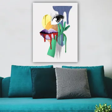Canvastavla 70x100 cm - Ett surrealistiskt porträtt med en öga, läppar och en hand i livfulla färger - Grön / Lila / Röd - Inredning - Tavlor & posters - Canvastavla