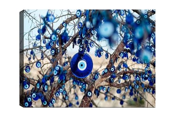 Canvastavla 70x100 cm - Ett träd dekorerat med blå ögonamuletter som symboliserar skydd och tur - Mörkblå / Ljusblå / Vit - Inredning - Tavlor & posters - Canvastavla