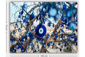 Canvastavla 70x100 cm - Ett träd dekorerat med blå ögonamuletter som symboliserar skydd och tur - Mörkblå / Ljusblå / Vit - Inredning - Tavlor & posters - Canvastavla