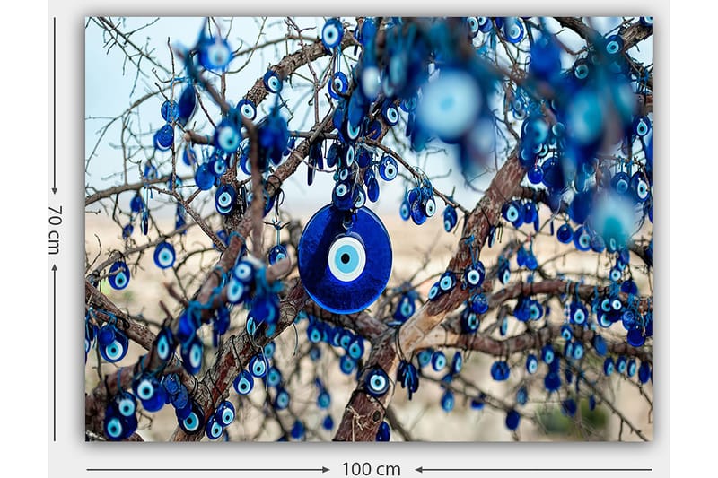 Canvastavla 70x100 cm - Ett träd dekorerat med blå ögonamuletter som symboliserar skydd och tur - Mörkblå / Ljusblå / Vit - Inredning - Tavlor & posters - Canvastavla