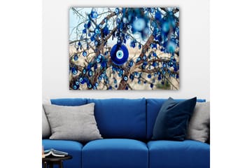 Canvastavla 70x100 cm - Ett träd dekorerat med blå ögonamuletter som symboliserar skydd och tur - Mörkblå / Ljusblå / Vit - Inredning - Tavlor & posters - Canvastavla