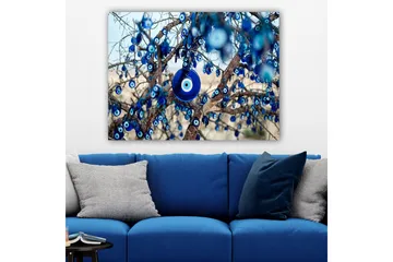 Canvastavla 70x100 cm - Ett träd dekorerat med blå ögonamuletter som symboliserar skydd och tur - Mörkblå / Ljusblå / Vit - Inredning - Tavlor & posters - Canvastavla