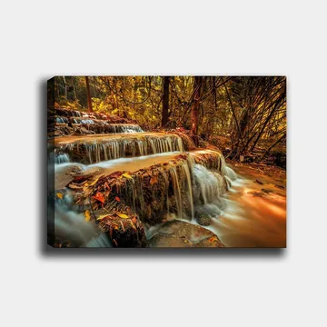 Canvastavla 70x100 cm - Ett vackert vattenfall som rinner ner för flera nivåer i en höstfärgad skog - Guld / Brunt / Orange - Inredning - Tavlor & posters - Canvastavla