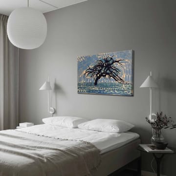 Canvastavla 70x100 cm - Ett vindpinat träd mot en blå himmel - Blå / Svart / Beige - Inredning - Tavlor & posters - Canvastavla