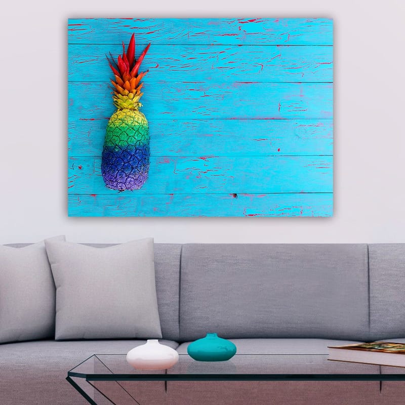 Canvastavla 70x100 cm - Färgglad ananas mot en ljusblå bakgrund - Blå / Grön / Röd - Inredning - Tavlor & posters - Canvastavla