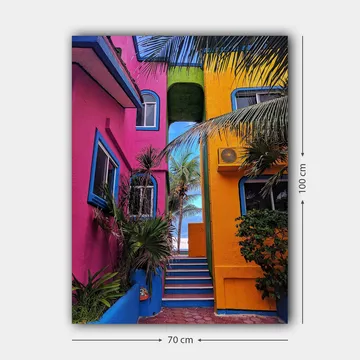 Canvastavla 70x100 cm - Färgglad arkitektur med en trappa som leder genom en livlig gränd - Rosa / Gul / Blå - Inredning - Tavlor & posters - Canvastavla
