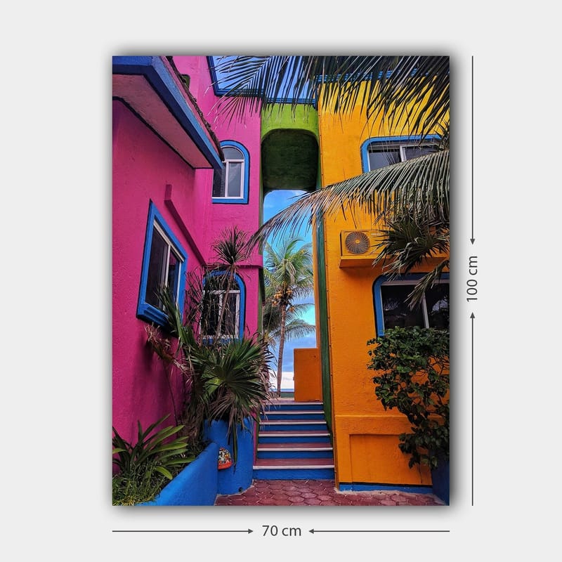 Canvastavla 70x100 cm - Färgglad arkitektur med en trappa som leder genom en livlig gränd - Rosa / Gul / Blå - Inredning - Tavlor & posters - Canvastavla