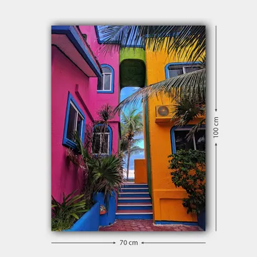 Canvastavla 70x100 cm - Färgglad arkitektur med en trappa som leder genom en livlig gränd - Rosa / Gul / Blå - Inredning - Tavlor & posters - Canvastavla