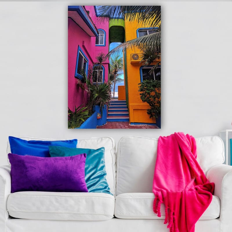 Canvastavla 70x100 cm - Färgglad arkitektur med en trappa som leder genom en livlig gränd - Rosa / Gul / Blå - Inredning - Tavlor & posters - Canvastavla