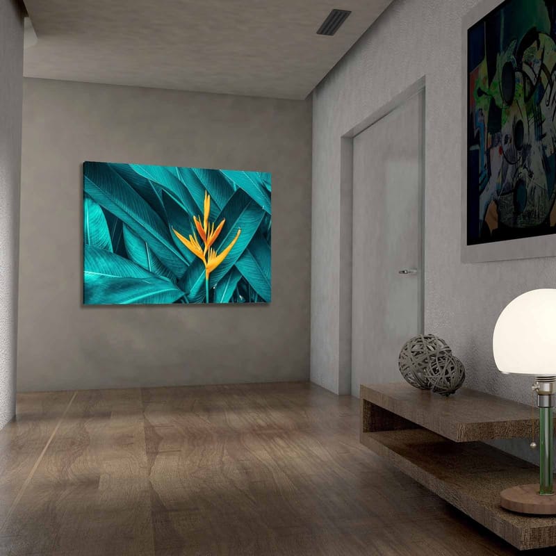 Canvastavla 70x100 cm - Färgglad blomma omgiven av stora, gröna blad - Turkos / Gul - Inredning - Tavlor & posters - Canvastavla
