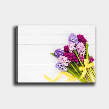 Canvastavla 70x100 cm - Färgglad bukett av hyacinter med en gul rosett - Lila / Rosa / Gul - Inredning - Tavlor & posters - Canvastavla