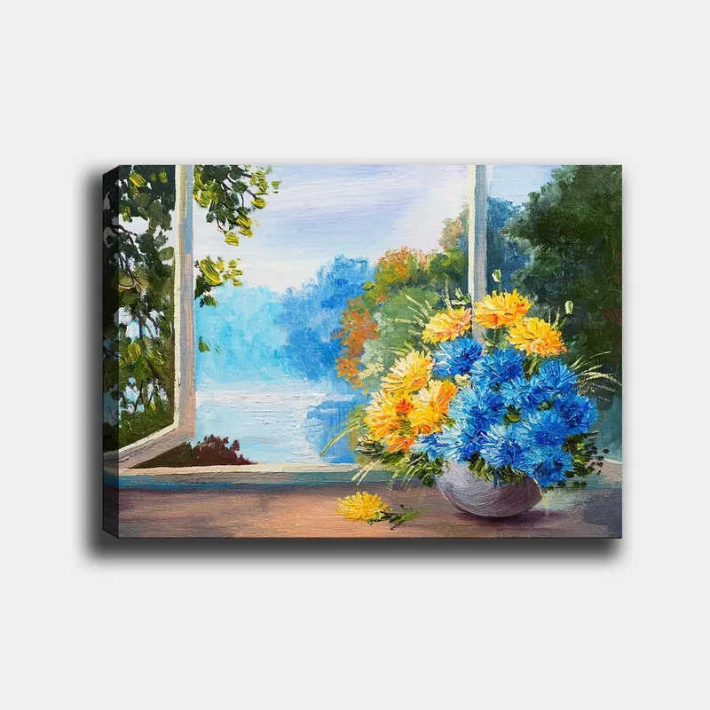 Canvastavla 70x100 cm - Färgglad bukett med blå och gula blommor i en vas, placerad vid ett fönster med utsikt över en naturskön landskap, Blå / Gul