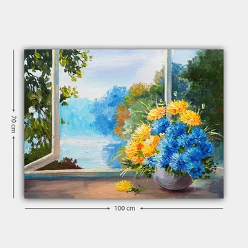 Canvastavla 70x100 cm - Färgglad bukett med blå och gula blommor i en vas, placerad vid ett fönster med utsikt över en naturskön landskap - Blå / Gul - Inredning - Tavlor & posters - Canvastavla