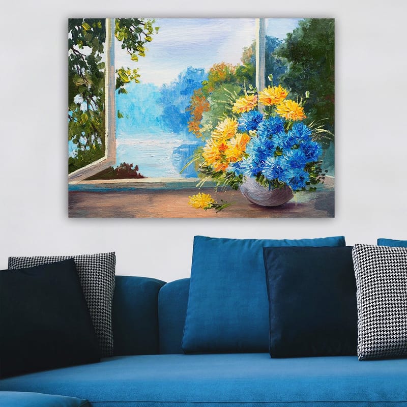 Canvastavla 70x100 cm - Färgglad bukett med blå och gula blommor i en vas, placerad vid ett fönster med utsikt över en naturskön landskap - Blå / Gul - Inredning - Tavlor & posters - Canvastavla