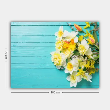 Canvastavla 70x100 cm - Färgglad bukett med blommor på en turkos träyta - Turkos / Vit / Gul - Inredning - Tavlor & posters - Canvastavla