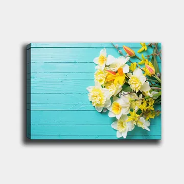 Canvastavla 70x100 cm - Färgglad bukett med blommor på en turkos träyta - Turkos / Vit / Gul - Inredning - Tavlor & posters - Canvastavla