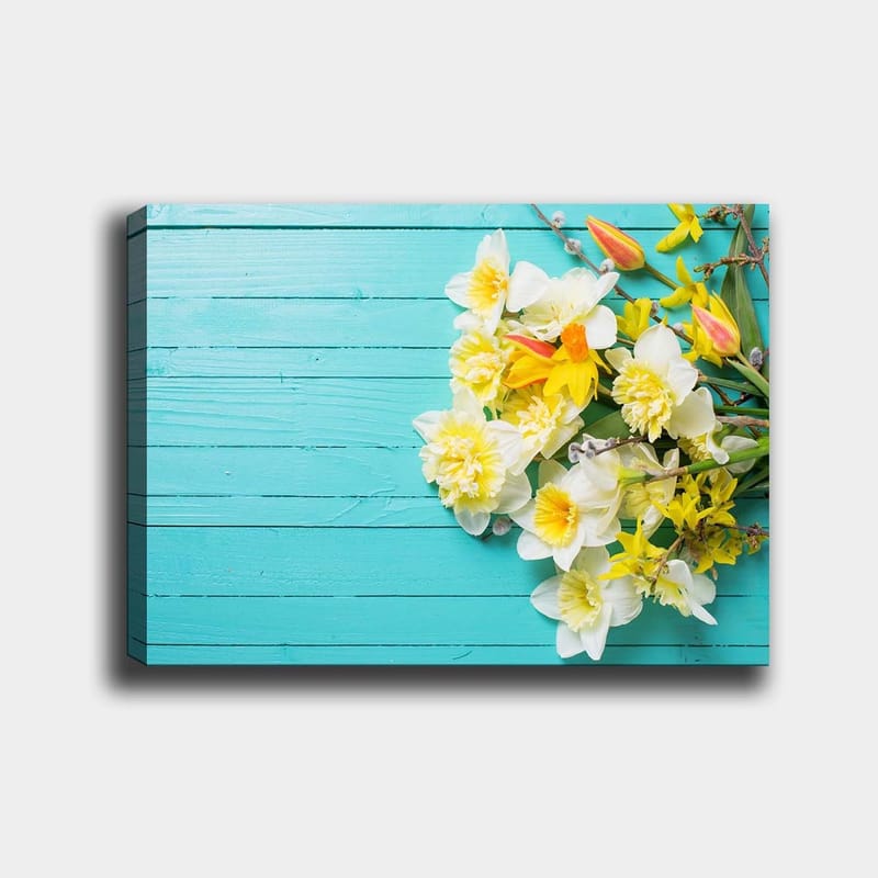 Canvastavla 70x100 cm - Färgglad bukett med blommor på en turkos träyta, Turkos / Vit / Gul