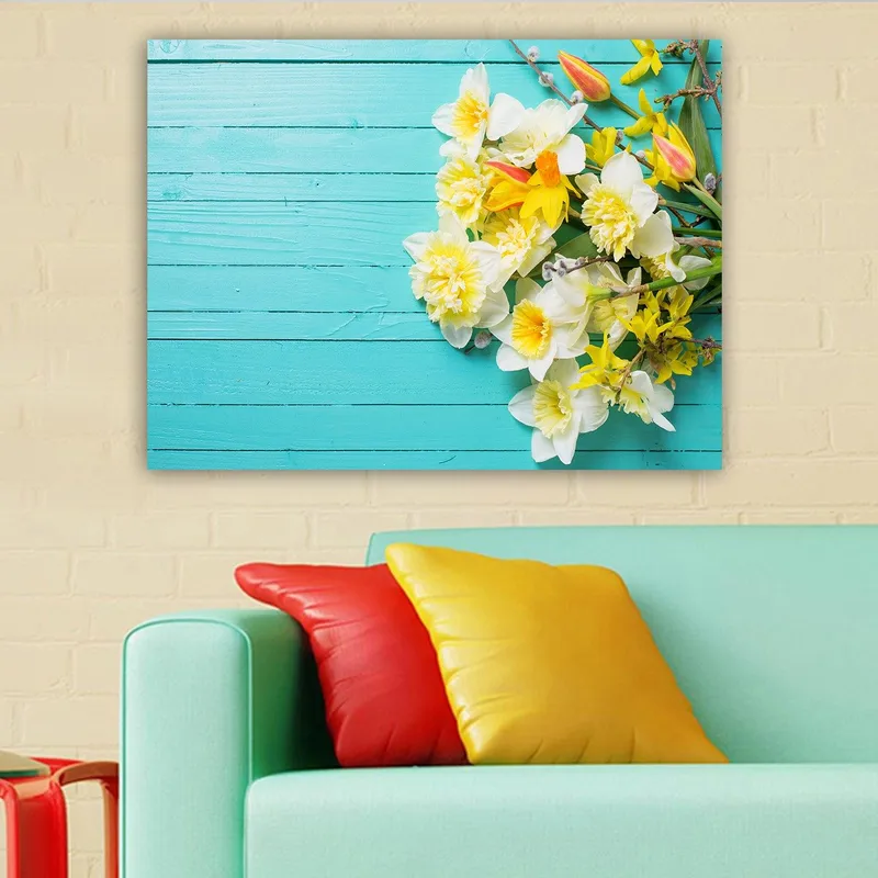 Canvastavla 70x100 cm - Färgglad bukett med blommor på en turkos träyta - Turkos / Vit / Gul - Inredning - Tavlor & posters - Canvastavla