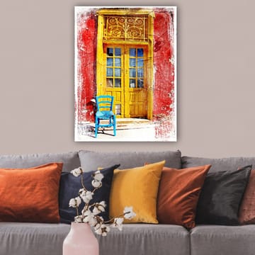 Canvastavla 70x100 cm - Färgglad dörr med en blå stol framför på en röd vägg - Gul / Röd / Blå - Inredning - Tavlor & posters - Canvastavla