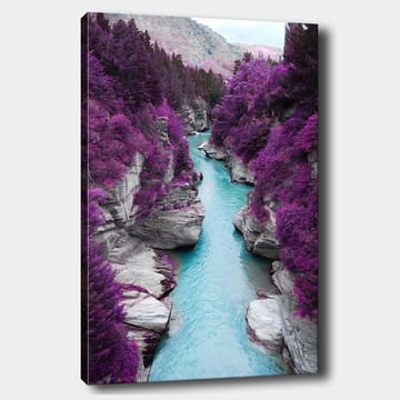 Canvastavla 70x100 cm - Färgglad flod som slingrar sig genom en bergsklyfta omgiven av lila träd och klippor - Lila / Turkos - Inredning - Tavlor & posters - Canvastavla