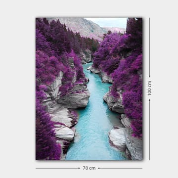 Canvastavla 70x100 cm - Färgglad flod som slingrar sig genom en bergsklyfta omgiven av lila träd och klippor - Lila / Turkos - Inredning - Tavlor & posters - Canvastavla