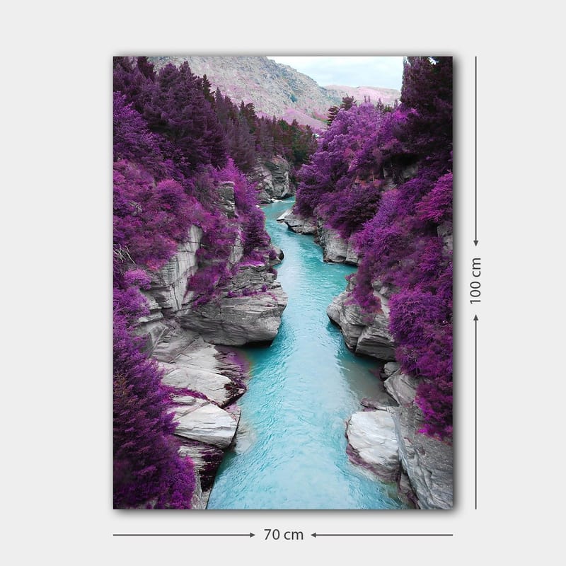 Canvastavla 70x100 cm - Färgglad flod som slingrar sig genom en bergsklyfta omgiven av lila träd och klippor - Lila / Turkos - Inredning - Tavlor & posters - Canvastavla