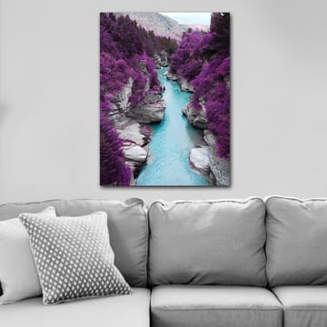 Canvastavla 70x100 cm - Färgglad flod som slingrar sig genom en bergsklyfta omgiven av lila träd och klippor - Lila / Turkos - Inredning - Tavlor & posters - Canvastavla