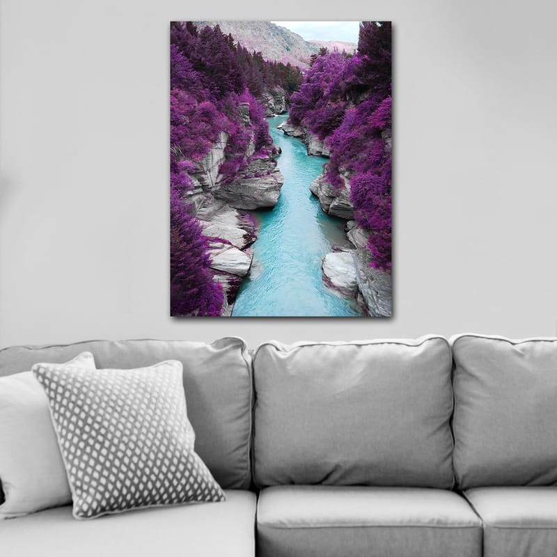 Canvastavla 70x100 cm - Färgglad flod som slingrar sig genom en bergsklyfta omgiven av lila träd och klippor - Lila / Turkos - Inredning - Tavlor & posters - Canvastavla