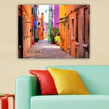 Canvastavla 70x100 cm - Färgglad gränd med livfulla hus i olika nyanser - Orange / Lila / Grön - Inredning - Tavlor & posters - Canvastavla