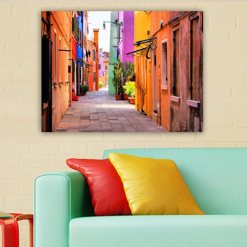 Canvastavla 70x100 cm - Färgglad gränd med livfulla hus i olika nyanser - Orange / Lila / Grön - Inredning - Tavlor & posters - Canvastavla