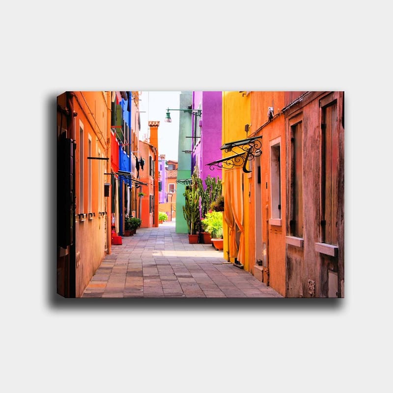Canvastavla 70x100 cm - Färgglad gränd med livfulla hus i olika nyanser, Orange / Lila / Grön