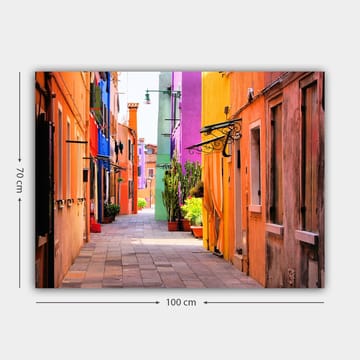 Canvastavla 70x100 cm - Färgglad gränd med livfulla hus i olika nyanser - Orange / Lila / Grön - Inredning - Tavlor & posters - Canvastavla