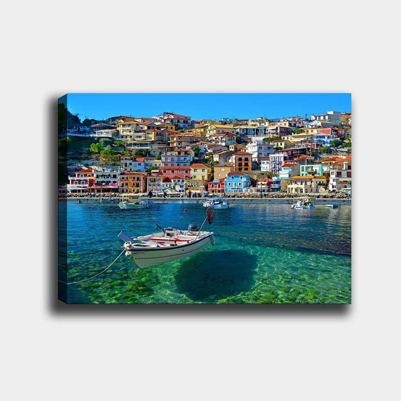 Canvastavla 70x100 cm - Färgglad hamn med en båt som ligger förankrad i klart vatten, omgiven av livliga hus, Blå / Röd / Gul