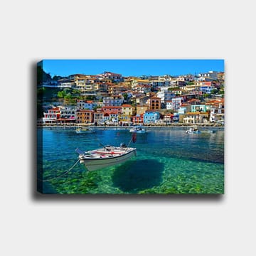 Canvastavla 70x100 cm - Färgglad hamn med en båt som ligger förankrad i klart vatten, omgiven av livliga hus - Blå / Röd / Gul - Inredning - Tavlor & posters - Canvastavla