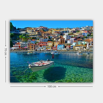 Canvastavla 70x100 cm - Färgglad hamn med en båt som ligger förankrad i klart vatten, omgiven av livliga hus - Blå / Röd / Gul - Inredning - Tavlor & posters - Canvastavla