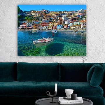 Canvastavla 70x100 cm - Färgglad hamn med en båt som ligger förankrad i klart vatten, omgiven av livliga hus - Blå / Röd / Gul - Inredning - Tavlor & posters - Canvastavla