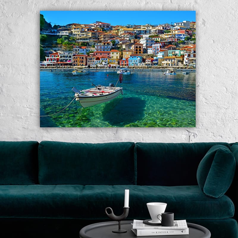 Canvastavla 70x100 cm - Färgglad hamn med en båt som ligger förankrad i klart vatten, omgiven av livliga hus - Blå / Röd / Gul - Inredning - Tavlor & posters - Canvastavla