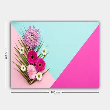 Canvastavla 70x100 cm - Färgglad komposition av blommor mot en geometrisk bakgrund i pastellfärger - Rosa / Ljusblå / Grön - Inredning - Tavlor & posters - Canvastavla