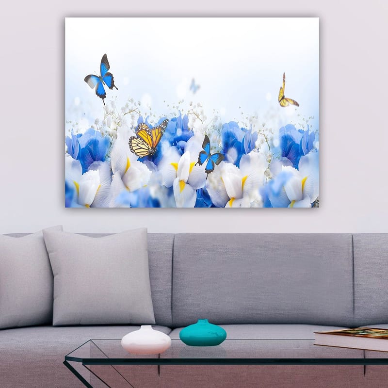Canvastavla 70x100 cm - Färgglad komposition av fjärilar som svävar över vita och blå blommor - Blå / Vit / Gul - Inredning - Tavlor & posters - Canvastavla