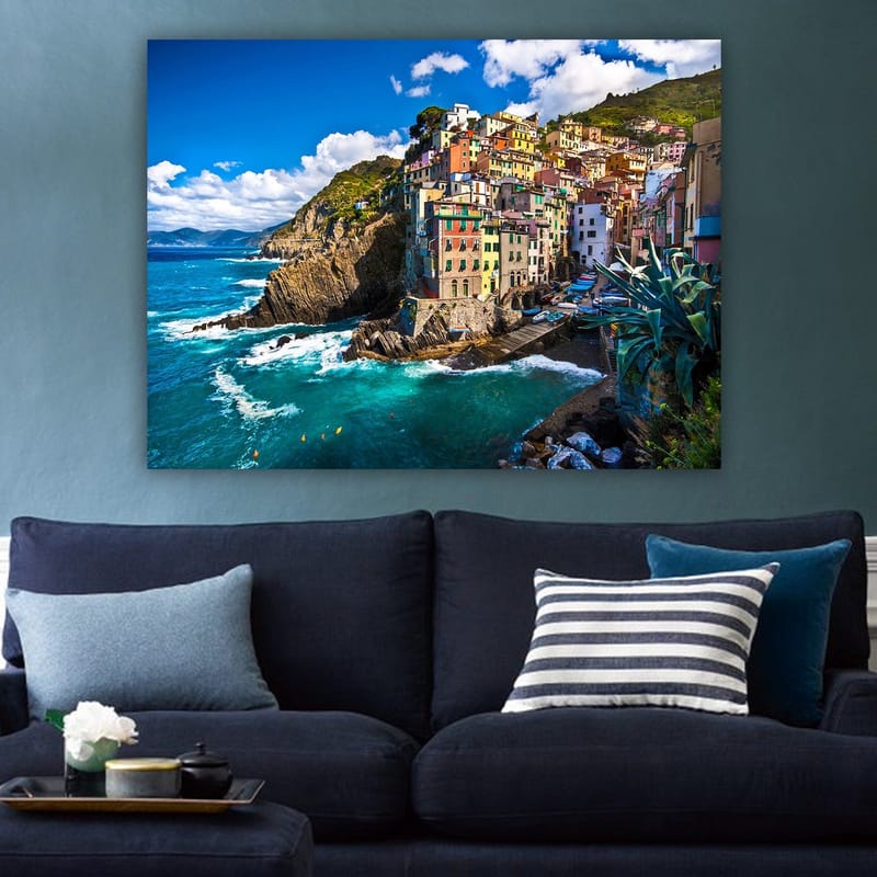 Canvastavla 70x100 cm - Färgglad kustby med färgglada hus som klättrar på klipporna vid havet - Blå / Grön / Beige - Inredning - Tavlor & posters - Canvastavla