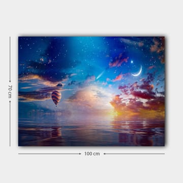 Canvastavla 70x100 cm - Färgglad luftballong svävar över en spegelblanka yta under en stjärnklar himmel med dramatiska moln och en måne - Blå / Orange / Röd - Inredning - Tavlor & posters - Canvastavla