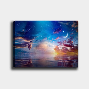 Canvastavla 70x100 cm - Färgglad luftballong svävar över en spegelblanka yta under en stjärnklar himmel med dramatiska moln och en måne - Blå / Orange / Röd - Inredning - Tavlor & posters - Canvastavla