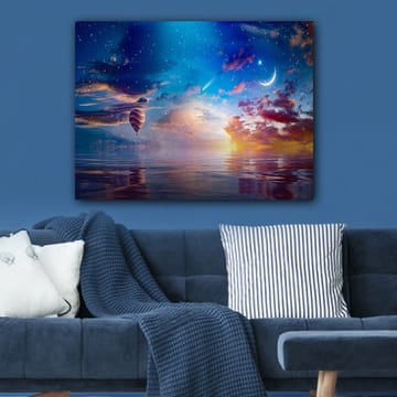 Canvastavla 70x100 cm - Färgglad luftballong svävar över en spegelblanka yta under en stjärnklar himmel med dramatiska moln och en måne - Blå / Orange / Röd - Inredning - Tavlor & posters - Canvastavla