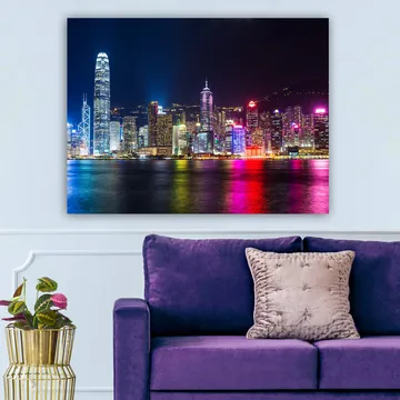 Canvastavla 70x100 cm - Färgglad nattvy av Hongkongs skyline med upplysta skyskrapor - Blå / Lila / Rosa - Inredning - Tavlor & posters - Canvastavla