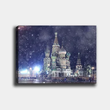Canvastavla 70x100 cm - Färgglad och detaljrik vy av den berömda St. Basils katedral i Moskva, omgiven av snöfall - Grön / Röd / Blå - Inredning - Tavlor & posters - Canvastavla