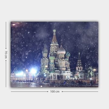 Canvastavla 70x100 cm - Färgglad och detaljrik vy av den berömda St. Basils katedral i Moskva, omgiven av snöfall - Grön / Röd / Blå - Inredning - Tavlor & posters - Canvastavla
