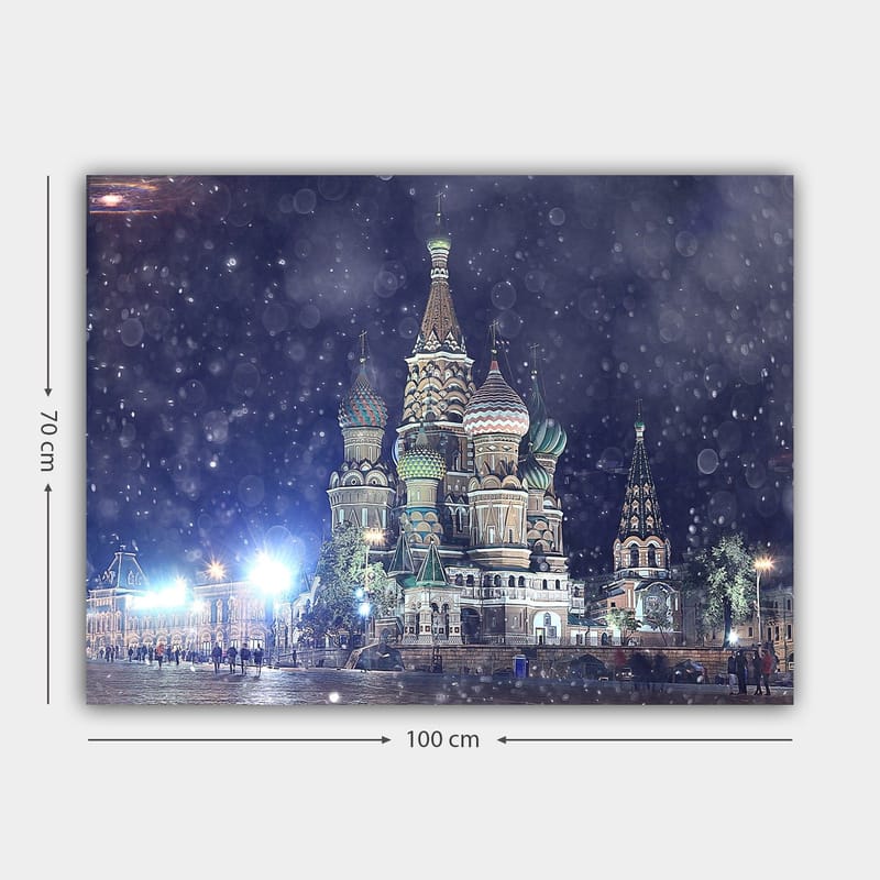 Canvastavla 70x100 cm - Färgglad och detaljrik vy av den berömda St. Basils katedral i Moskva, omgiven av snöfall - Grön / Röd / Blå - Inredning - Tavlor & posters - Canvastavla