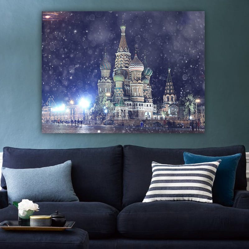 Canvastavla 70x100 cm - Färgglad och detaljrik vy av den berömda St. Basils katedral i Moskva, omgiven av snöfall - Grön / Röd / Blå - Inredning - Tavlor & posters - Canvastavla